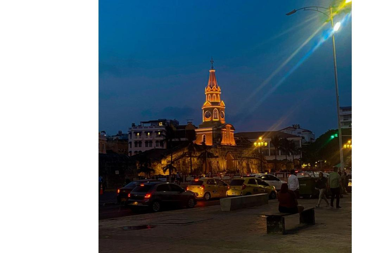 Cartagena bei Nacht: Historische Tour, typisches Abendessen + Süßigkeitenverkostung
