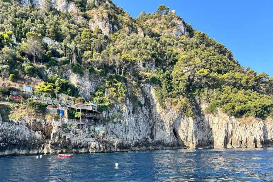 Capri & Anacapri mit Blauer Grotte: Tour in kleiner Gruppe ab Neapel. Foto: GetYourGuide Capri & Anacapri mit Blauer Grotte: Tour in kleiner Gruppe ab Neapel. Foto: GetYourGuide