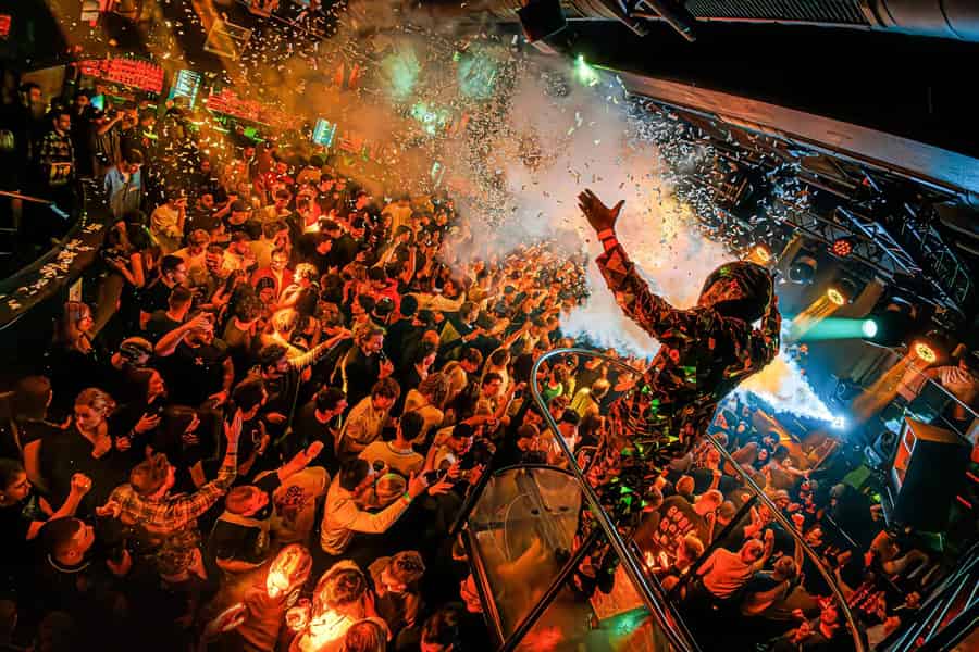 Prag: Duplex-Bootsparty und Afterparty im Rooftop-Club. Foto: GetYourGuide Prag: Duplex-Bootsparty und Afterparty im Rooftop-Club. Foto: GetYourGuide