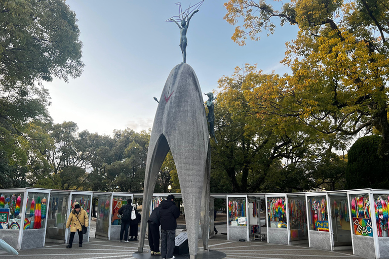 History of Hiroshima: Small Group Night Walking TourStoria di Hiroshima: tour a piedi serale per piccoli gruppi