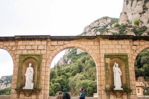 Barcelona: Montserrat, Winery Tour & Lunch with Wine Tasting