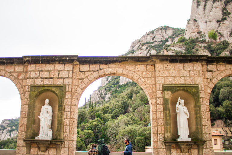 Barcelona: Montserrat, Winery Tour & Lunch with Wine Tasting