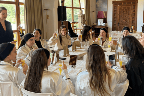 Sevilla: Beauty party, snack and drinks with friends Exlusive facial treatment with friends & drinks