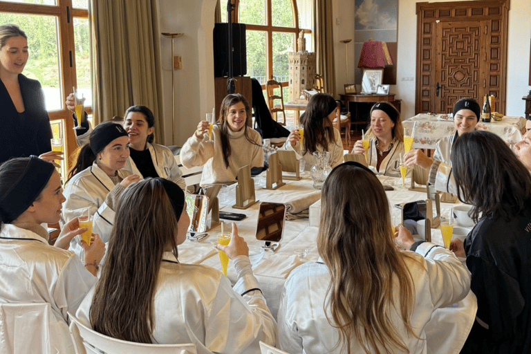 Sevilla: Beauty party, snack and drinks with friends Exlusive facial treatment with friends & drinks