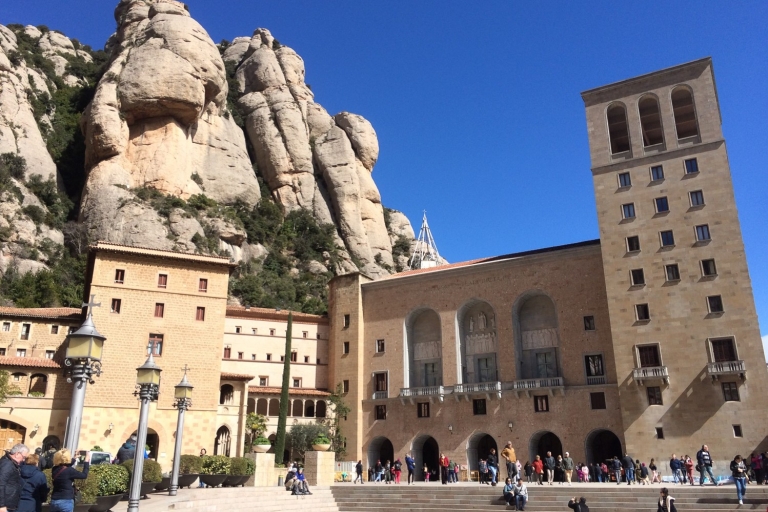 Desde Barcelona: visita guiada privada a Montserrat y teleférico