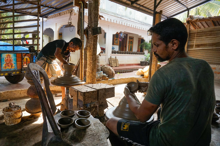 Kandy: Tuk-Tuk Tour with Brassware Factory Visit