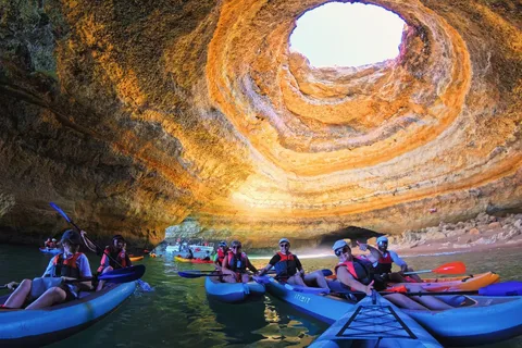Benagil : Visite guidée en kayak à l'intérieur des grottes et Praia da Marinha.