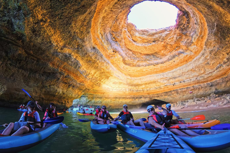 Benagil : Visite guidée en kayak à l&#039;intérieur des grottes et Praia da Marinha.
