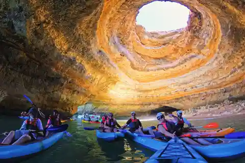 Benagil: Geführte Kajaktour in den Höhlen und am Praia da Marinha
