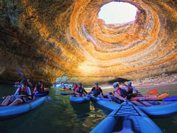 Benagil: Geführte Kajaktour in den Höhlen und am Praia da Marinha