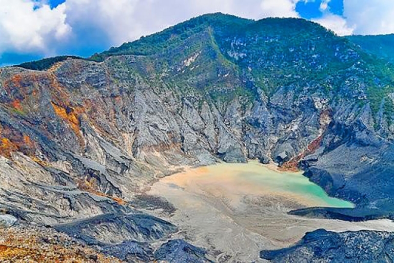Desde Yakarta : Volcán, Campos de Té y Arroz, Aguas Termales