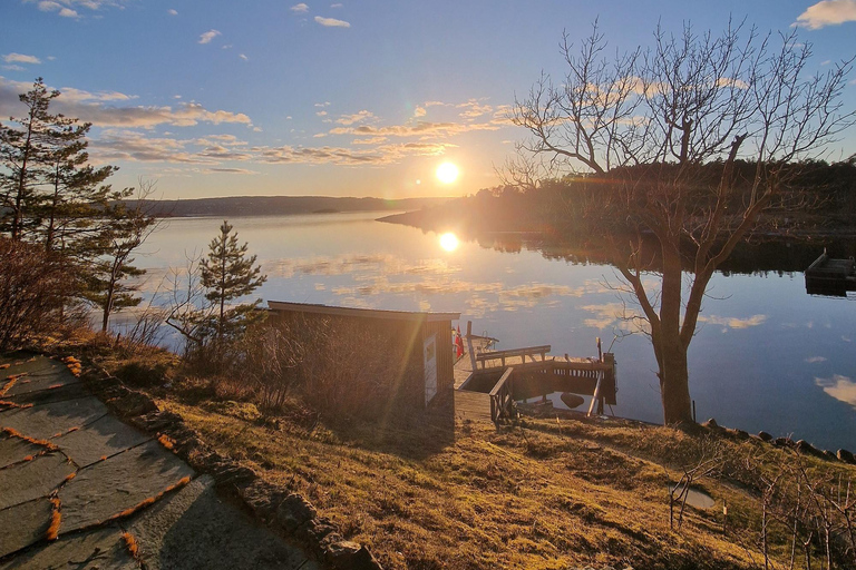 Oslo: Malmøya Guided Hike with Waffle & Salmon Tasting