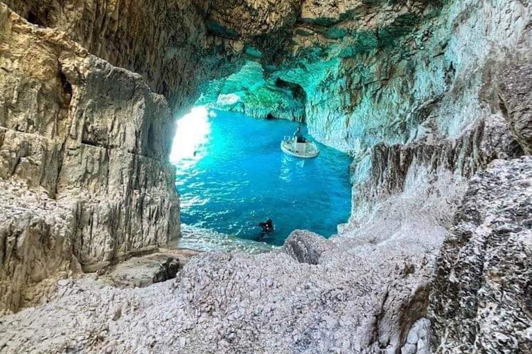 Zatoka Navagio Biała plaża Zachodnie wybrzeże Porto Vromi Anafonitria