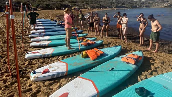 Lektion i stand up paddleboarding på Malta Surf School