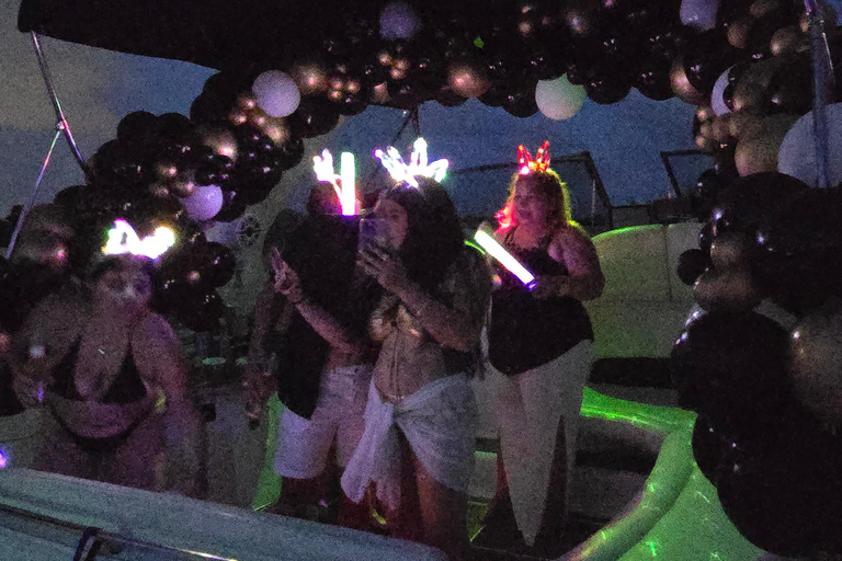 Yacht cruise Biscayne Bay, Miami Beach and Sand bar. 42Ft Yacht cruice Biscayne Bay, Miami Beach and Sand bar