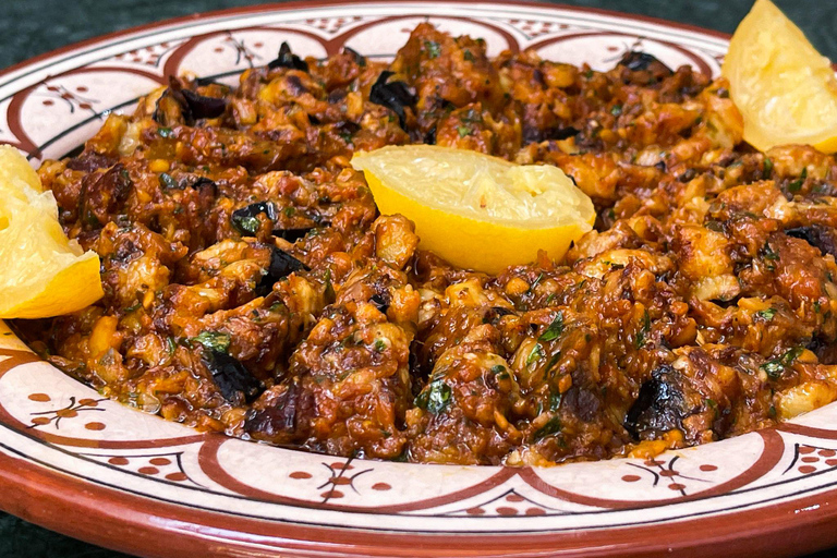 Cours de cuisine à Marrakech avec le chef Hassan, experts en tajinePetit groupe