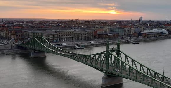 Budapest: Scenic Guided Dawn Tour & Folk Music Performance