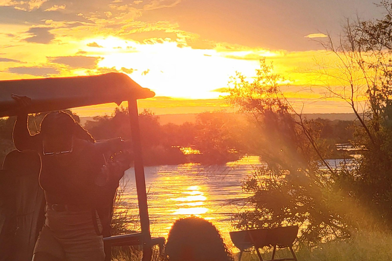 Livingstone: Rhino Sunset Safari with Snacks and Drinks