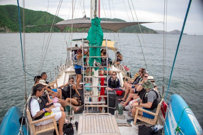 Santa Marta : Excursion d'une journée en bateau à voile dans le parc Tayrona