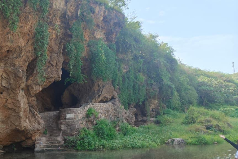 Salalah: Private 5-Day Dhofar Highlights Tour with Guide