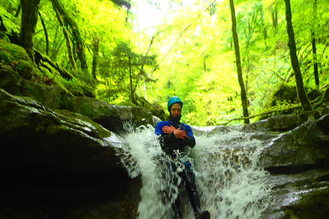 Talloires: Geführte Canyoning-Erfahrung in der Angon-SchluchtEntdecke die Angon-Schlucht in Annecy, Haute-Savoie