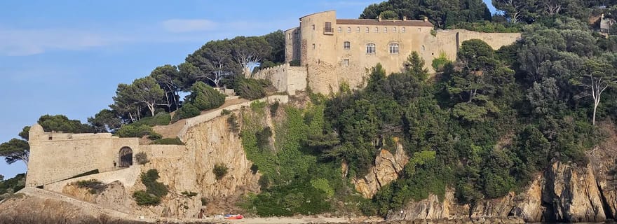 Bormes-les-Mimosas: Balade en bateau hybride autour du Fort de Brégançon