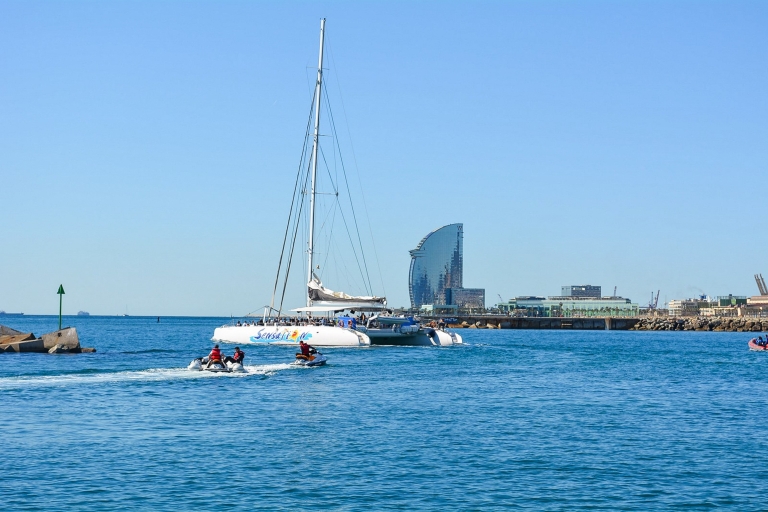Barcelona: catamaranpartycruise met barbecuemaaltijdBarcelona: partyboottocht van 3 uur met BBQ