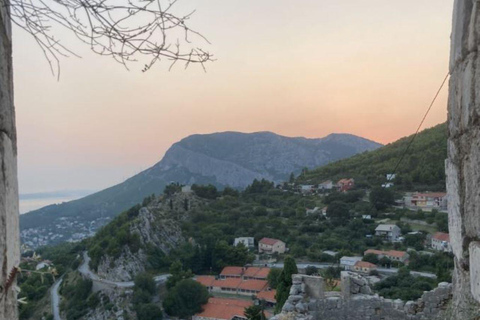 Split: Visita panorámica de la ciudad al atardecer en KlisExcursión nocturna al atardecer en Klis