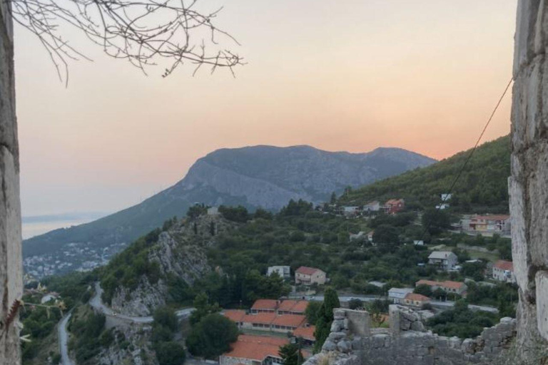 Split: Visita panorámica de la ciudad al atardecer en KlisExcursión nocturna al atardecer en Klis