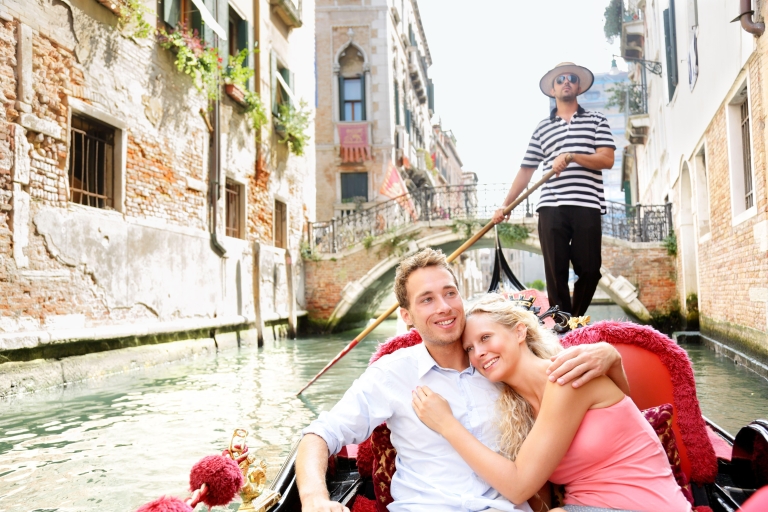 Wenecja: Romantyczna wycieczka gondolą i kolacja dla dwojgaCena za parę: Gondola + Kolacja dla 2 osób