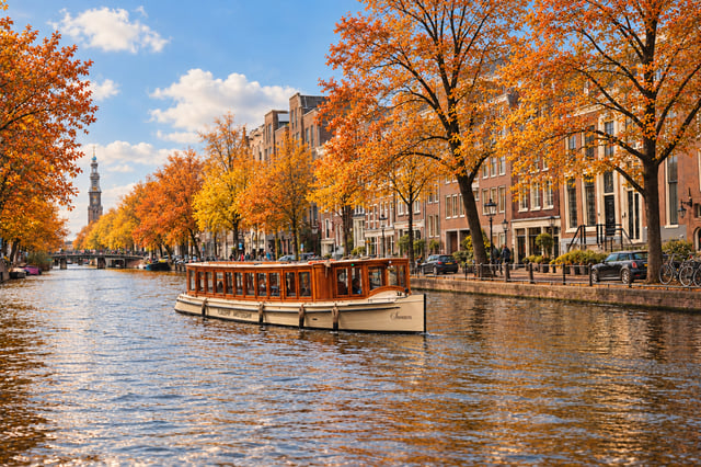 Amsterdam: Plimbare cu barca pe canal cu băuturi nelimitate și opțiune de gustare