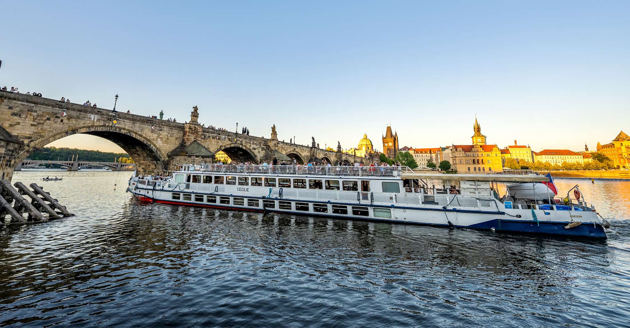 Praga, Crucero nocturno del río Moldava con Buffet - Hizvo