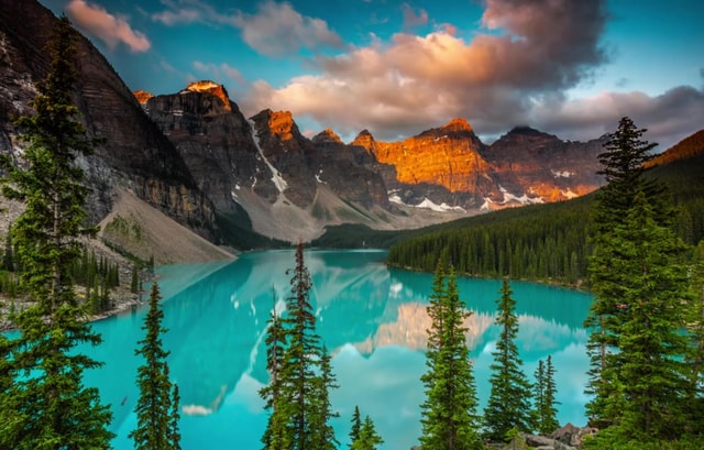 From Canmore/Banff: Sunrise at Moraine Lake - guided shuttle