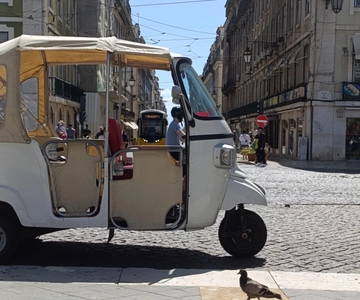 Lisbon: Private Tour in a Piaggio Ape Calessino