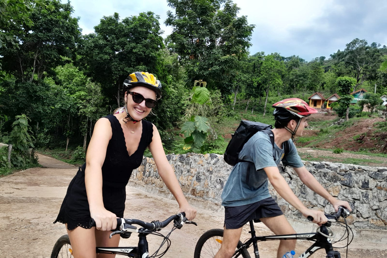 Desde Luang Prabang: recorrido en bicicleta por Pottery Village y Wat Chomphet