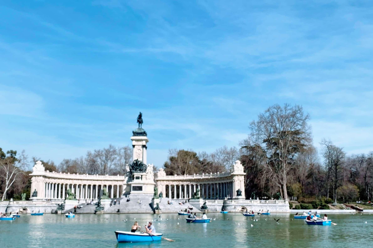 Madrid: Skip-the-Line Rowing Boat Ticket at El Retiro Park