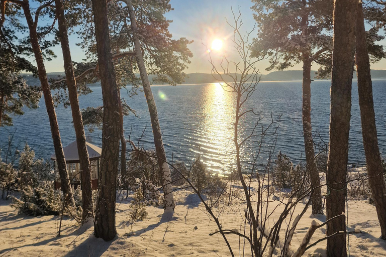 Oslo: Malmøya Guided Hike with Waffle & Salmon Tasting