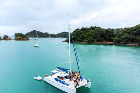 Baie des Îles : Location d'un catamaran à voile avec déjeuner