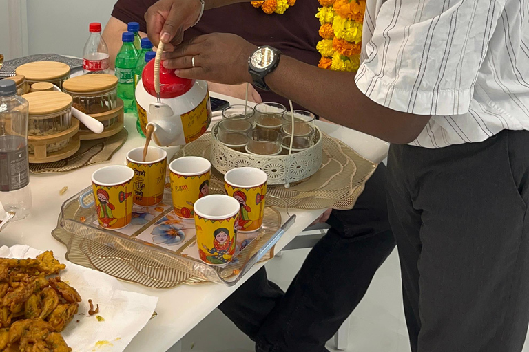 Mumbai: lezione di cucina indiana a casa di una famiglia del postoMumbai: lezione di cucina indiana a casa di una famiglia