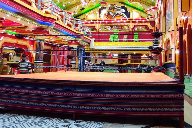 Espectáculo de lucha libre de cholitas con servicio de recogida, aperitivos y recuerdo.Espectáculo de lucha libre cholita con servicio de recogida, aperitivos y recuerdo