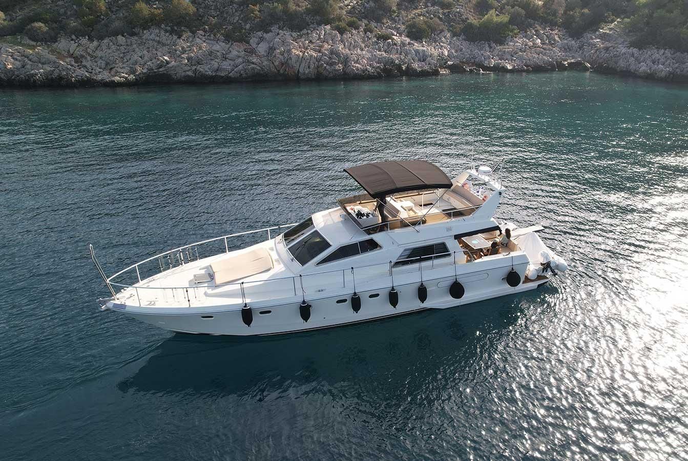 Luxuriöse Ferretti-Yacht-Tagestour nach Ägina und zu den nahegelegenen Inseln
