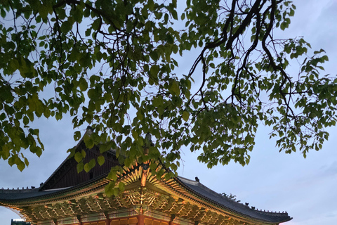 Seoul: Deoksugung Palace Night Tour with Guide