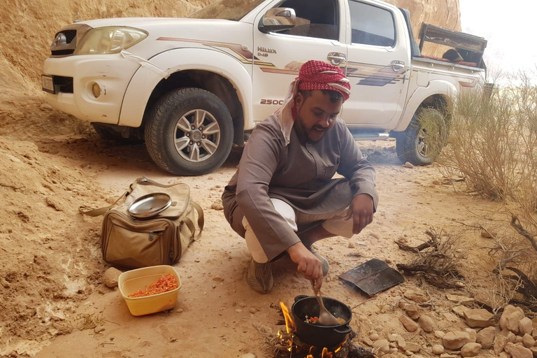 Wadi Rum: Hidden Valleys Tour with Bedouin Lunch