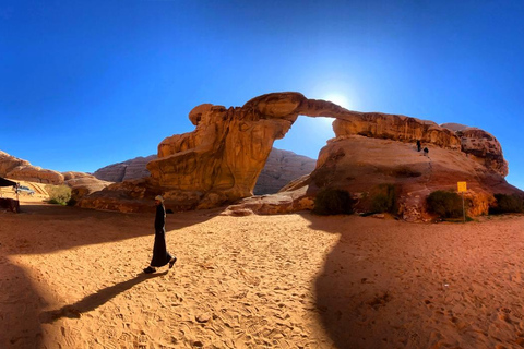 Wadi Rum: 3-godzinna wycieczka z zachodem słońca, jazdą na nartach i beduińską herbatą.Wadi Rum: Nocleg z wyżywieniem i półdniowa wycieczka o zachodzie słońca