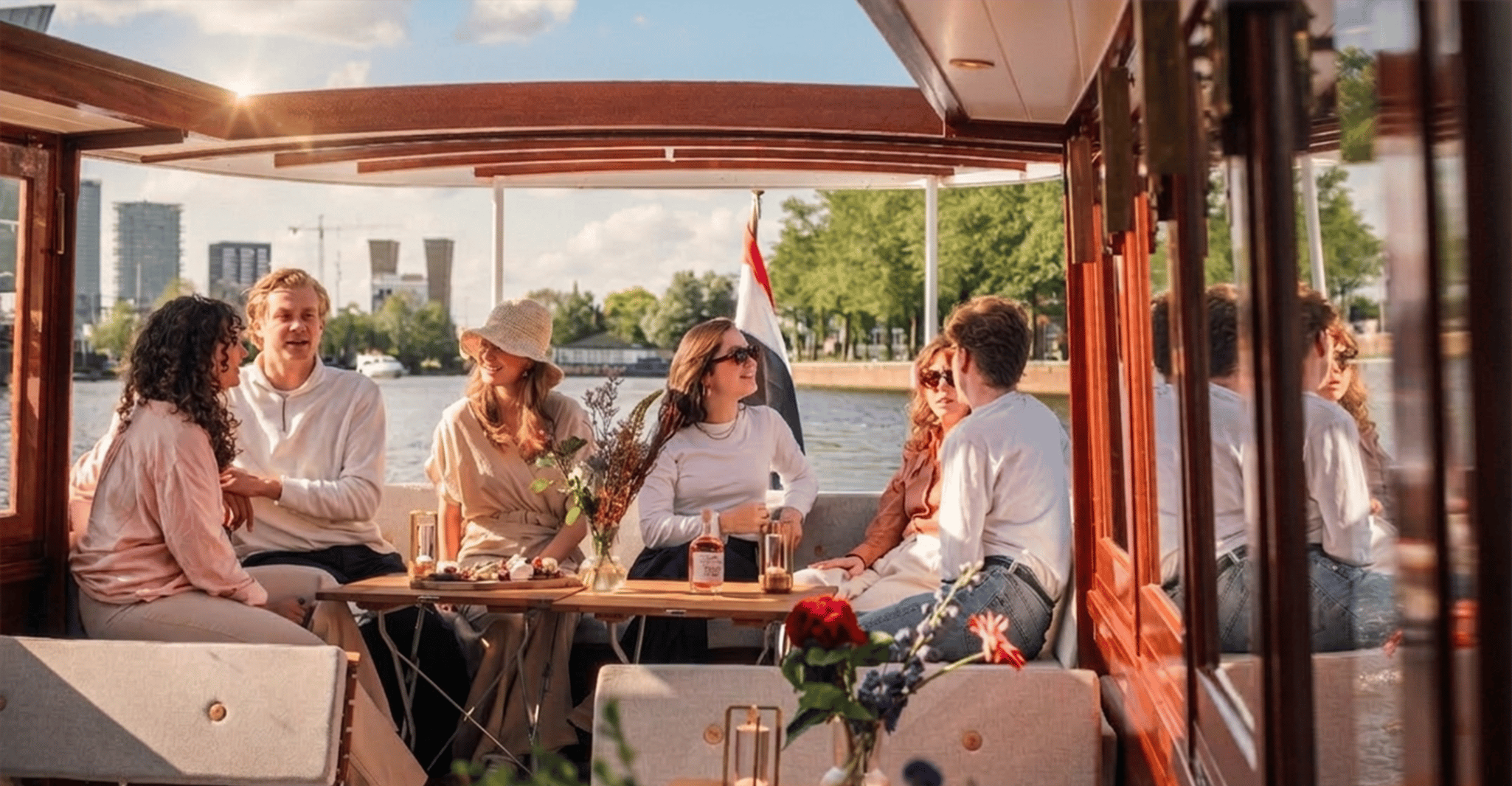 Amsterdam: Luxury Canal Cruise Unlimited Cocktails & Snacks