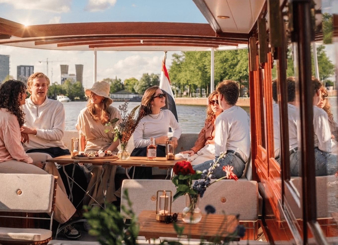 Amsterdam: Luksus-kanalrundfart med ubegrænsede cocktails og snacks