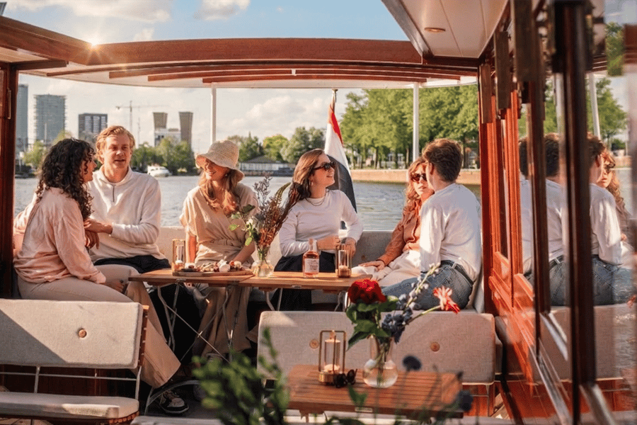 Amsterdam: Luxuskreuzfahrt mit Option für unbegrenzte Cocktails & Snacks. Foto: GetYourGuide