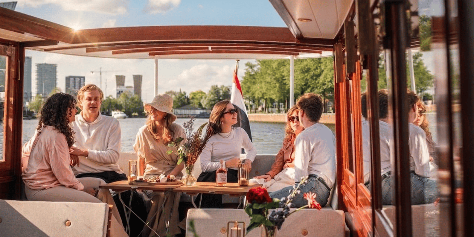 Amsterdam: Luxury Canal Cruise Unlimited Cocktails & Snacks