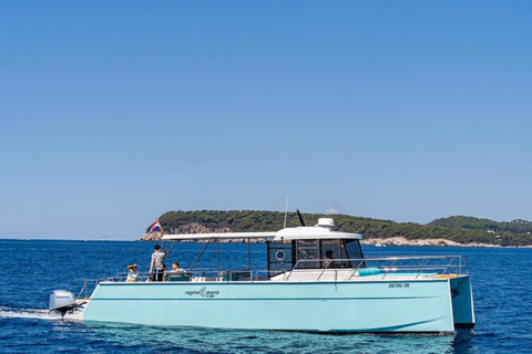 Dubrovnik: Excursión en Catamarán por las Cuevas Azules con Bebidas y Snorkel