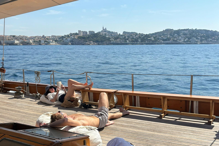 Marseille: Frioul Eilanden Cruise bij Zonsondergang met Cocktail Diner